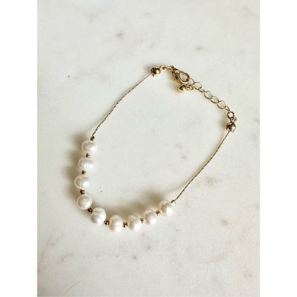 Dainty pearl gold color bracelet ￼